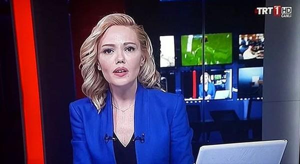 Cuntaclarn zorla TRT&#8217;de bildiri okutmasndan sonra, Ankara halk TRT&#8217;nin Oran&#8217;daki binasnn nne yld. TRT&#8217;nin nndeki bulvar kapatt. Sonra da TRT&#8217;yi cuntaclarn elinden almak iin harekete geti.