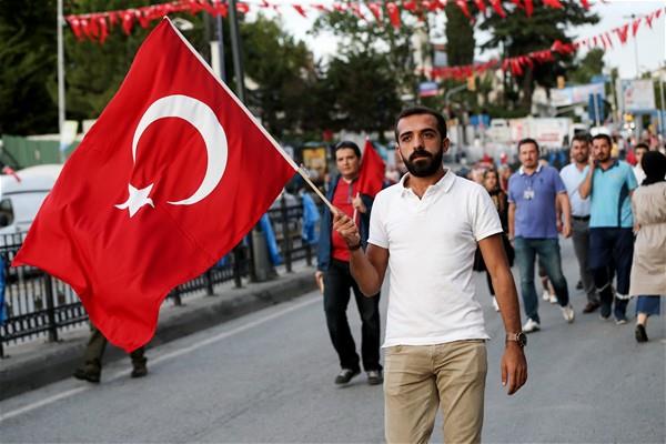 Darbe giriiminin ardndan Cumhurbakan Erdoan'n ars zerine  Boazii Kprs'ne gittiini ve tek dncesinin herkes gibi vatann blnmez  btnln korumak olduunu belirten Karakoyun, yle konutu: