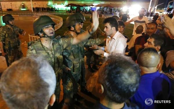 Cuntaclarn uygulamaya alt sokaa kma yasan umursamayan halk, sokaa kt ve darbeye direndi.