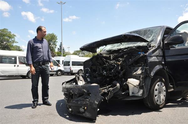 Havaliman giriinde olaylarn sakinlemeye balamas zerine tekrar  aracnn bulunduu blme geldiini belirten Aksan, burada palet seslerini  duyduunu syledi.