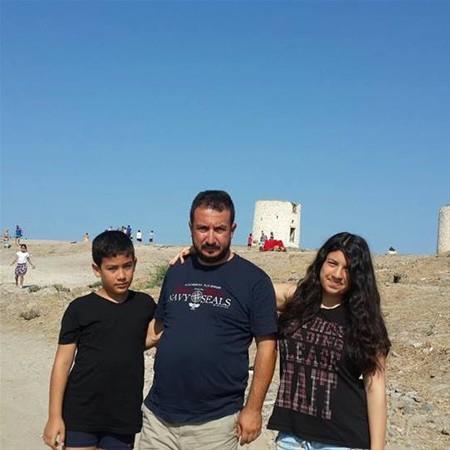 Eini anlatmasn istediimde ise, hayatn her ann paylatklar mutlu bir aile anlatyor:<p>    "Sa kolumdu. Sa eliniz olmazsa nasl yapamazsnz. Her eyimdi. Evimde her eyimdi. Destekimdi. Eve gelirdi, mutfaa girerdik. Birlikte yapar eder piirir yerdik. Bizde kadn erkek ayrm yoktu. Her trl destei vard ev iinde. Ben razym Allah'm da raz olsun ondan."<p>    Evdeki i blmnn nasl adil yapldn anlatyor. Birbirlerine nasl ihtimam gsterdiklerini, birbirlerinin zerlerine nasl titrediklerini... Sohbetimiz srasnda "Bizsiz boazndan tek lokma gememitir" diyor pek ok kere.<p>    Biz konutuka albmler kyor ortaya. Fotoraflara bakyoruz. Akn Sertelik'in alt yerlerden fotoraflar, ocuunu kucana ilk ald zamandan bir fotoraf, nikahlar, dnleri...  Fotoraflarda genelde ciddi bir ifadesi olan Akn Sertelik'in glmsedii nadir fotoraflardan birini ise Hamza buluyor. Drd bir arada, mutlu bir aile.  Sema Sertelik'e einin yzn nasl hatrladn sorduumda ise, son gnn sylyor:<p>  "Vefat ettii zaman. Yz nur doluydu ve glyordu. Ben eimi grdm. ok gzel bir yerde dedim.  "Allah'm korudu. Rabbim oyunlarn bozdu. Ben inanyorum ki kanlar yerde kalmayacak. Bunlar yapanlarn yanna kar kalmayacak. Bizim ehidimiz cennette bizi bekleyecek, onlar iki cihanda cehennemde ateleri bol olsun diye dua edeceiz."