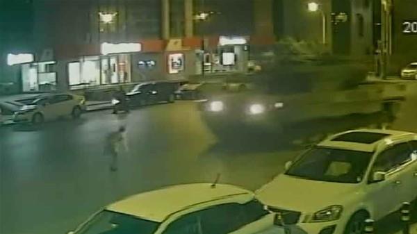 skdar'da art arda 2 tankn nne yatarak onlar durdurmaya alan adamn kim olduu ortaya kt.