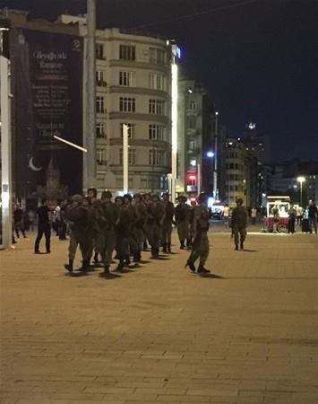 Darbe yapmaya alanlara kar halk lkenin her yerinde kuvvetli bir diren gsterdi. Tanklarn karsnda set oluturan, nne yatan, askerin silahna sarlan, meydanlar dolduran ve cuntaclarn kurunlaryla can verenler oldu. te o geceden hafzalara kaznan saysz demokrasi kahraman vard.