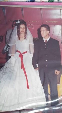 Sema Hanm, tek bana kalkp giden einin o gece nasl ldn bilmiyor. Yannda kimse yokmu. Ancak onun iin darbe giriiminin ertesi gn "pijamal, kimliksiz bir adam" arayarak geiyor.<p>    "Her yerde kanlar var"  <p>  Arka arkaya att, yant alamad telefon mesajlarn gsteriyor.  Sema Sertelik, czdann bile almadan evden kp gittiini syledii eini Yenibosna'daki adli tpta buluyor 16 Temmuz sabah. "Kimliksizlerin, sahipsizlerin" gnderildii yerde.    <p>  O gnn gecesini ise yle anlatyor byk bir dirayetle: "Gece birka kez konutuk. Kanlar var dedi yerlerde. Yarallar var, kurun atyorlar. Dedim dikkat et kendine. O srada birilerine 'yere yatn' diye de baryor. Sabah namazyd en son konutuumuzda.