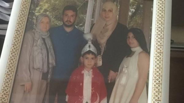 Sema Sertelik ei, Akn Sertelik'i en son anlatt bu anda grd.  15 Temmuz gecesi yaanan darbe giriiminin sembol noktalarndan biri olan Boaz Kprs'ne yryerek 15 dakika uzaklkta Fetih Mahallesi'nde bir evdeyiz, nnde bayraklar asl.  <p>    Bu bayraklar o geceden bu yana dkkanlara, yollara, byk binalara aslanlardan farkl. Bu kez gelip geene buradan bir kiinin hayatn darbe giriiminde kaybettiini sylemek iin orada.<p>  Apartmann kapsndan girdiimde st ste konmu sandalyeleri gryorum. Akamlar kalabalklayor evin n; burada Kur'an okunuyor.