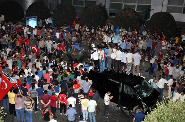 Fetullah terr rgtnn (FET) darbe giriiminde  bulunduu 15 Temmuz'da Atatrk Havaliman'nda kendisini aracna kilitleyerek  tanklarn nne geen Elazl servis ofr Erdem Aksan, yaadklarn anlatt.