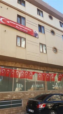 Kur'an okuyun, dua edin, dedi.  <p>  "Kapattm telefonu. Namazm kldm. zerime bir arlk kt. Hafif szmm. Bir baktm saat yediyi 20 geiyor. Baktm telefonu aramam. Aryorum cevap vermiyor; aryorum cevap vermiyor. Srekli aryorum. Diyorum herhalde bunu kan tuttu, kan tutard nk eimi; bayld ya da yaraland. Ama hi aklnza gelmiyor. Rabbim size kondurtmuyor. Bekliyorum arayacak. Ama dedi ki bana Cumhurbakanmz evlere dnn demeden dnmem."  <p>  "Bulduk kzm baban, uyuyor"  <p>  Sema Sertelik ile sabahn erken saatlerinde bulutuumuz evleri imdilik sakin. Yanmzda ocuklar Irmak ve Hamza da var. Irmak 17 yanda. O gece o da babasnn arkasndan kmak istemi ama dnmek zorunda kalmlar.  Hamza 10 yanda. Sema Sertelik onu "henz alamad" diye anlatyor.