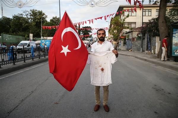 Karakoyun, yaralananlarn ve ehit olanlarn bir ounun kann  zerindeki tirte bulatn ve bu elbiseleri de hibir zaman ykamayacan  syledi.  <p>      Askerlerin at ate sonucu hayatn kaybedenleri asla  unutmayacan anlatan Karakoyun, unlar anlatt:  <p>        "Bugn o kardelerim, o arkadalarm burada yok ama onlarn kanlar  burada ve demokrasi nbeti tutuyor. Onlar burada olmasalar da onlarn kanlarn  tayan tirtmle ben buradaym. Onlarn sayesinde bugn buradayz. Eer darbe  giriimi baarl olsayd bizler bugn evlerimizden dar kamayacak, kaos  ortamnda hayatmz srdrecektik. Darbe baarl olsayd hayatn kaybedenlerin  says daha fazla olacakt. Boazii Kprs'ne askerlerin teslim olmasyla  birlikte tanklar ele geirip tamamen orann alnmasnn ardndan eve gittim.  Anneme ehit ve yarallarn kanlarn tayan elbiselerimi ykamamasn syledim.  Bu kanl tirtm mrm boyunca saklayacam. Bu tirtm hi bir zaman  ykamayacam ve bu olayn izlerini iimizden kolay kolay atamayacamz da  biliyorum. ehitlerimiz iimizde yaayacak ve bizler de alanlarda demokrasi  nbeti tutmaya devam edeceiz. Sadece ben deil. Halkmz yaanan olaylarda  birlik iindeydi ve bizler her zaman bir olduka bu vatann blnmez btnlne  kimse gz dikemez."