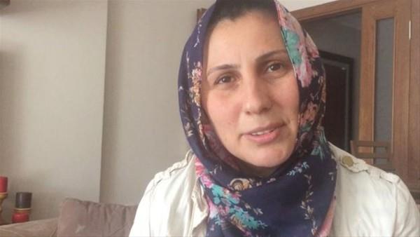 17 yandaki Irmak'a ise babasnn ldn sylerken nasl zorlandn ekliyor: "Eimi bulduktan sonra eve geldim. Kzm kalkt geldi. Annem, dedi. Babam nerede, dedi. Bulduk kzm baban, uyuyor dedim. Yatyor dedim. Sarld, pt; annem yat dedim; sabah konualm. Yatana gitti, tekrar geldi. Annem dedi. Bu kez braktm ve syledim o gece.<p>    "Bu vatan iin  can daha var"<p>    Eve yaplan ziyaretlerin izleri var. Televizyonun zerindeki ay yldzlarla dolu byk bir earp bunlardan biri. "Kaymakam bey getirdi" diyor Sema Hanm. Kimsenin onlar yalnz brakmadn sylyor.  <p>  Ei "ehit olduu iin gururlu olduunu" sylyor Sema Sertelik, o gn yaad, tank olduu baka kareleri anlatyor: "Ben orada cenazemizi alrken, 20 yanda gencimizi de grdm. Yal amcamz da grdm. Kadnmz da grdm. Bu vatan sahipsiz deil. Bu vatan iin  can daha var verilecek seve seve."