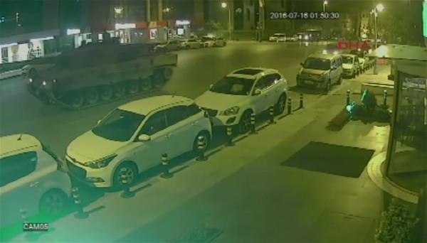 "Tanklara talar attm ve dur iareti yaptm. Lakin tank durmad beni ezeceini anlaynca tankn orta ksmna yattm. Allaha kr ilk tanktan kurtuldum lakin kafam kaldrdm yani ilk nce tank stmde duraksad ezip ezmediine belki bir Vicdan&#8217; kontrol yapt sonra bast gitti bende ayaa kalktm. O arada ikinci tank geldi. kinci tank gelince saa kamaya altm kaamayacam anlaynca tekrar tankn ortasna yatmaya altm; lakin tank kolumun zerinden geti. Buradan ehitlerimize ve gazilerimize Allah&#8217;tan dua ve ifa talep ediyorum. Kolumun durumu dem olduu iin kask ve sinirlere operasyon yapamyorlar. Az nce gelen doktor dirseimin daldn syledi. Muhtemelen dzelemeyeceimi syledi."