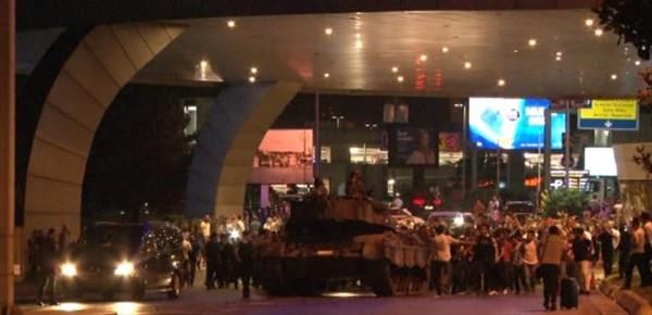 Bu srada sosyal medya ve internet sitelerinden, askeri kalkmann  bydne dair bilgiler aldn dile getiren Aksan, aracn brakarak,  havaliman ana giri kapsna gittiini ifade etti.