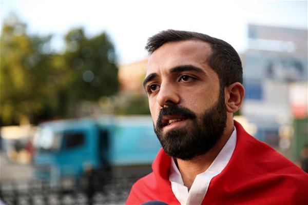 Yanndaki baz arkadalarnn ehit olduunu, bazlarnn ise  yaralandn, kendilerinin de ellerinden geldii kadar yarallarla  ilgilendiklerini dile getiren Karakoyun, unlar anlatt:    <p>      "Bizler gibi Boazii Kprs'ne vatan sevdals olduu iin  gelenlerle yarallar hastanelere ulatrma gayretindeydik. Bazlarn  motosikletle, bazlarn da sivil aralarla hastanelere yetitirmek istedik.  Boazii Kprs'nde elimizden geldii kadar darbe giriiminde bulunanlarla  mcadele etmeye altk. O gn, o gece orada yaananlar kelimelerle anlatmak  mmkn deil. Neler hissettiimizi, neler yaadmz Boazii Kprs'nde  olanlar iyi bilir. Bunu orada yaamak lazm. O anda yaamayan hissetmez. Vatann  ve milletin iin oradasn, tek derdin vatan kurtarmak. O gn vatan iin gsn  siper edenler, yaralanp yerlere serilenler vard. Yanmdaki bir arkadam  askerin skt kurunlarla yaralanp yere dmemek iin kolumdan tutmaya  alt. Sonra koluma sarld ve yere dt. O anda ne yapacam bilemedim.  Arkadanz yaralanyor ve yannzda kanlar iinde yere ylyor."