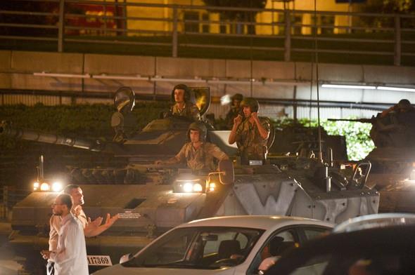 Kendisine ait servis aracyla zel bir havayolu irketinin kabin  memurlarn ve pilotlarn Atatrk Havaliman'na tayarak geimini alayan 35  yandaki Aksan, olay gn saat 22.00'de i hatlar gidi katnda yolcu  beklediini syledi.