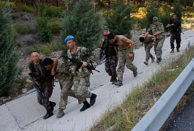 Yakalanan askerler arasnda emniyetin "en tehlikeli firari" olduunu belirttii ili Hava ss mam Zekeriya Kuzu da var.