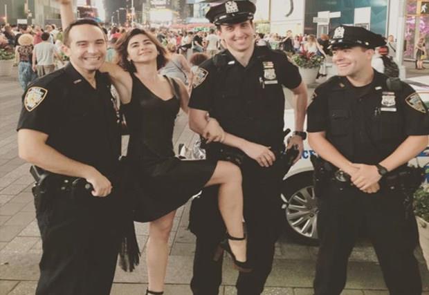 'AT OLDUUNUZ YERDE KALIN'  New York&#8217;ta polis memurlaryla ektirdii fotoraf ok eletirilen Nesrin Cavadzade, takipilerine &#8220;Derin deilsin, entelektel deilsin, sanat deilsin, eletirmen deilsin, air deilsin. nternete eriimin var o kadar! Ait olduunuz yerde kaln, yani fotoraflarmn altnda&#8221; yaznca tartma alevlenmi, Instagram hesab kapatlmt.