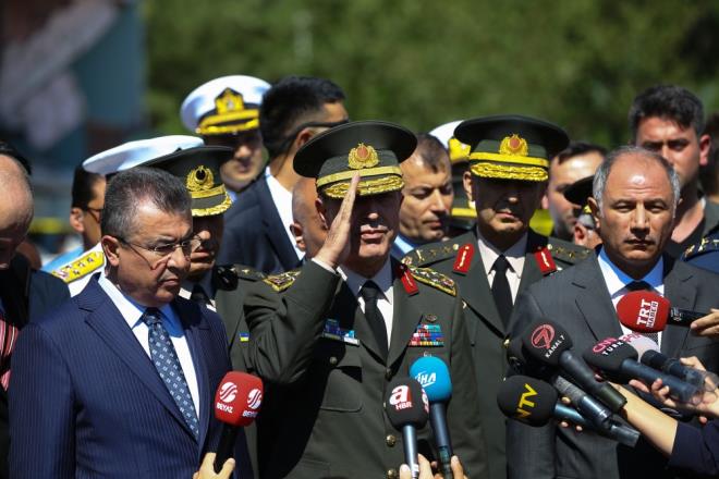 Bundan sonra Genelkurmay Bakan ile MT Mstear Hakan Fidan'n ayrca grtklerini yazm, Al Jazeera Trk de Akar ile Fidan arasnda bir grme olduunu kendi kaynaklarndan teyit etmiti. Kald ki Akar'n yaveri Levent Trkkan da ifadesinde Hakan Fidan'n kararghtan ayrlmasndan sonra zel Kuvvetler Komutanl'ndan darbeci unsurlarn karargha girmeye baladn anlatyordu.