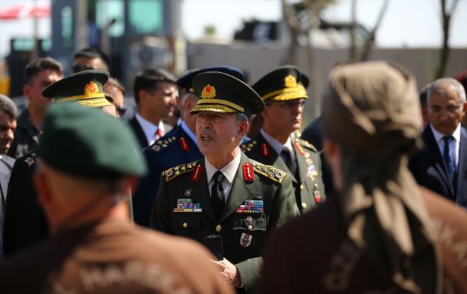 Buna dayanarak ilgili birimlere emirler gnderildi. Ancak 18.30'dan sonra bile Genelkurmay Bakan'nn Cumhurbakan ve Babakan ile hibir ekilde temas etmedii ortaya kt. Akar'n bu durumu nasl izah ettii yazl ifadesinde yok.