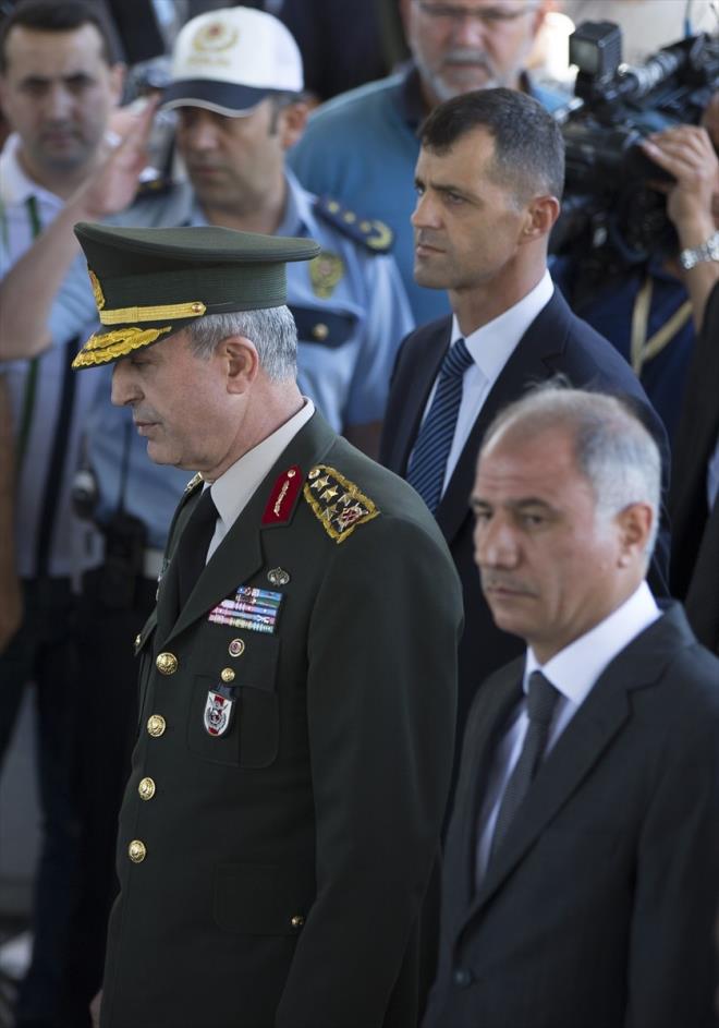 TUGENERAL DL NEDEN HELKOPTERDEYD?<br>    Darbe giriiminin nemli isimlerinden olan ve halen tutuklu bulunan Tugeneral Mehmet Dili. Hulusi Akar, darbeciler tarafndan braklnca onunla birlikte ayn helikopter ile Babakanla gelmiti. Akar, Dili'ye ilikin iki farkl yerde anlatmlarda bulunuyor. Akar'n anlatmlarna gre kendisi darbe giriiminin baladn Dili'den reniyor: