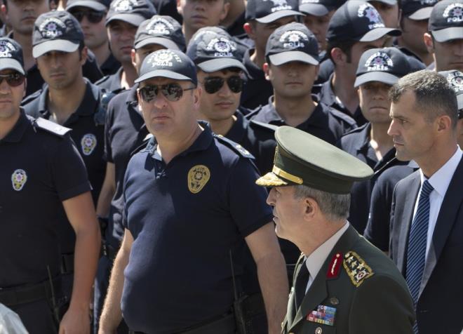 Helikopter havadayken de bir yerlerle irtibat halindeydi. Sonuta ankaya Kk'nde Babakanla ini yaptk. Babakanlk Mstear bizi karlad. Ben ve peimde Mehmet Dili geldi. Akas arkamdan gelenleri kontrol etmedim. Babakanlk binasna girdik. Bu ekilde ben de hrriyetime kavutum. Mstear Bey ile ba baayken bana peimden gelenin kim olduunu sordu. Ben de yaadm olaylar ksaca zetledim ve Mehmet Dili'nin gzaltna alnmasnn uygun olacan deerlendirdim. Zaten bilahare gzalt ilemi yapldn rendim."