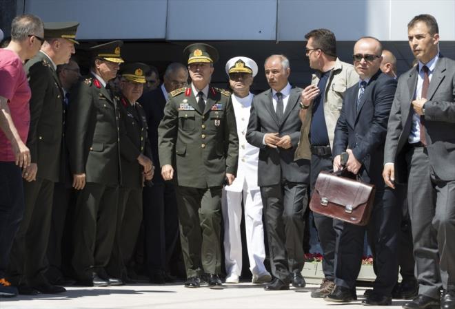 K AYRI GNDE FADE VERD<br>    Genelkurmay Bakan Orgeneral Hulusi Akar'n ifadesi iki ayr gnde alnd. lk olarak 18 Temmuz 2016' gn alnmaya balanan ifadeye Akar'n i younluu ara verildi. fade ertesi gn yani 19 Temmuz 2016'da tamamland.