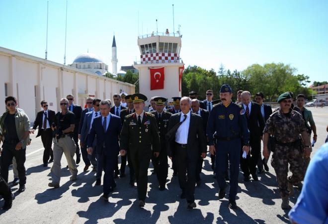 Ancak Genelkurmay Bakan Akar darbe gecesi tam olarak ne olup ne bittiini kamuoyuna tatminkar aklamalar yapm deil. Akar'n ifadesi bu adan nemliydi, darbeye dair temel sorularn burada aydnla kavumas bekleniyordu ancak yle olmad.