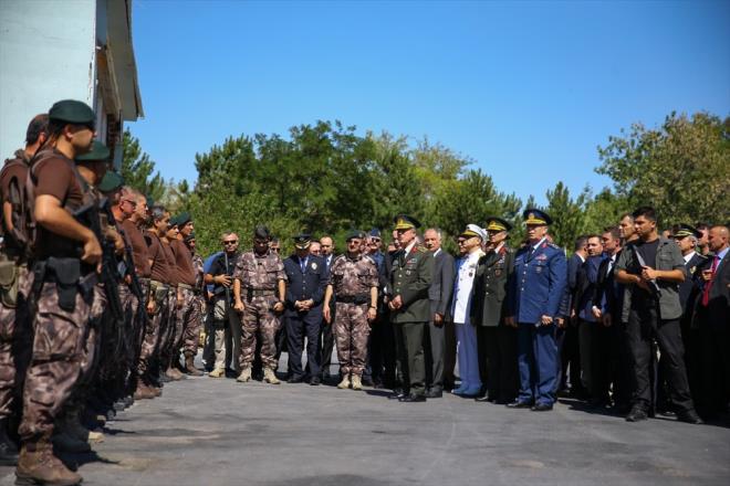 "TANKLAR BRLK DIINA IKMASIN" EMR    <br>Deerlendirmelerimizde ve gelen bilginin daha byk bir plann paras olabileceini mtalaa ettik ve aldmz bu tedbirlerle yetinmeyerek, Ankara Garnizon Komutan Korgeneral Metin Grak' telefondan arayp, bizzat Etimesgut Zrhl Birlikler Tmenine gitmesini, hibir tankn ve zrhl aracn hibir sebeple birlik dna kmasna msaade edilmemesi ynnde tedbirler almasn emrettim. Bu ekilde ncelikle tedbirleri aldktan sonra toplantmz bitti."