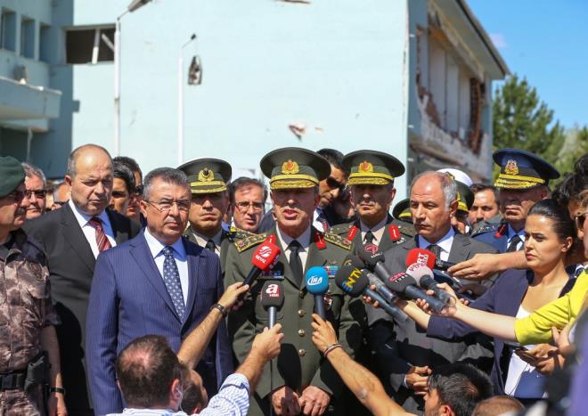 Ancak daha sonra Akar'n ifadesinde MT heyeti ile bir grme gerekletiine dair bir anlatm yok. Oysa Hrriyet Gazetesi Yazar Abdlkadir Selvi o geceyi anlatt yazsnda saat 18:00'de Genelkurmay Bakan Orgeneral Hulusi Akar, Kara Kuvvetleri Komutan Salih Zeki olak, Genelkurmay 2. Bakan Orgeneral Yaar Gler ile bir toplant yapldn belirtmiti.