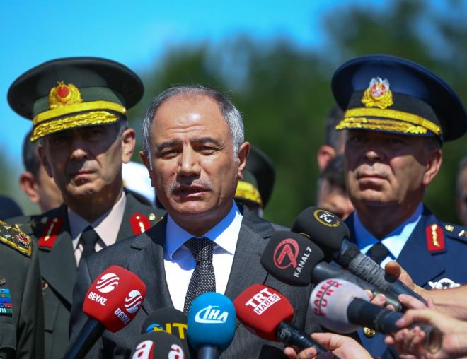 HAVA KUVVETLER KOMUTANI'NA NEDEN BLG VERMED?  <br>  Akar'dan cevab beklenen kritik bir soru da darbe istihbaratnn teyidinin ardndan neredeyse btn hava unsurlarna emirler gnderilirken Hava Kuvvetleri Komutan Orgeneral Abidin nal'a hibir ekilde haber vermemesiyle ilgiliydi. stanbul'da bulunan Hava Kuvvetleri Komutan'nn istihbaratn alnd saat 16.00'dan Aknc ss'nden ilk uan kalkt 21.45'e kadar hibir eyden haberi olmam, saat 23.00 civarnda da dn iin bulunduu meknda darbeciler tarafndan derdest edilmiti.