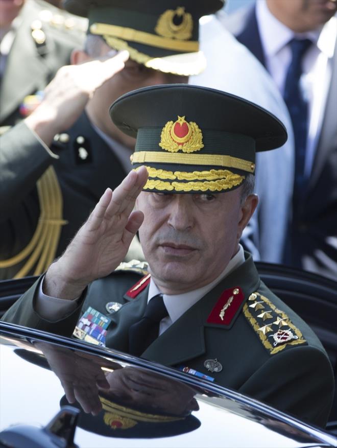 AKIN ZTRK MUAMMASI DEVAM EDYOR  <br>  21 Temmuz tarihinde TSK tarafndan yaplan aklamada darbenin lideri olduu ne srlen ve halen tutuklu olan Emekli Orgeneral Akn ztrk'n aranarak "Aknc ss'nden kalkan uaklarn yasa d olduu, ivedilikle Aknc'ya giderek oradaki kalkmada bulunanlar ikna etmesini istemitir." denilmiti.