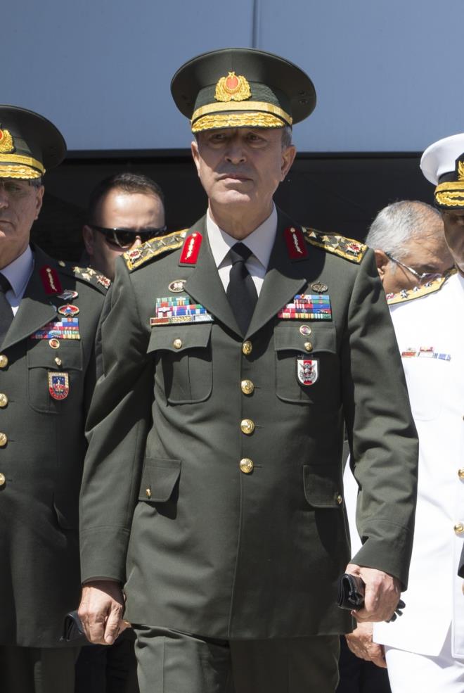 Akar sylediklerini "ilk nce anlamlandramadm" dedii Dili ile beraber Babakanla gidiini ise ifadesinde yle anlatt:<br>    "Birisi bir helikopteri iaret etti ve onu altrdlar. Fakat biri sten kalkan helikopterlere ate edilebileceini syleyince 'Genelkurmay Bakannn ierisinde olduunun belirtilmesi gerekir' gibi bir ey sylendi. Hatta, ben Mehmet Dili'ye, 'Sen kal' dediim halde bu hususu belirterek, 'Ben telefon ile irtibat kuracam' dedi. Helikopter hareket ederken telefon ile son durumu bir yerlere iletti.