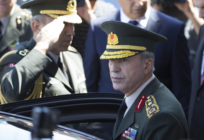 Bu aklama TSK, ztrk' "temize kard" eklinde yorumlanmt. Oysa Hulusi Akar ifadesinde darbecilerin teslim olma kararn vermelerinin ardndan kendisi ile birlikte Babakanla gelmek isteyen Akn ztrk iin;  <br>  "Ben pozisyonu itibariyle ve gece boyunca ahsyla yaadm izlenimler karsnda bunun uygun olmayacan dndm ve "Sen burada kal, kznn evi burada" dedim." diyor. Akar'n bu ifadesi Akn ztrk hakkndaki ilk TSK aklamasndaki "temize karma" yaklamndan uzak.