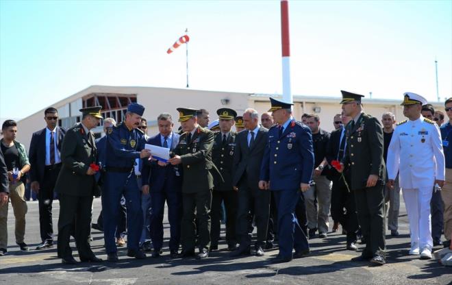 2. Bakan Yaar Gler de bu emri Hava Kuvvetleri Komutanl Harekat Merkezine iletti ve bu ekilde tm askeri hava aralarnn uularnn durdurulmas emrimiz ulatrlm oldu. MT'ten gelen bilginin teyidi ve netletirilmesi bakmndan ve bilgide belirtilen uu faaliyetlerinin somutlatrlmas ihtimaline binaen bu hususun akla kavuturulmas iin Kara Kuvvetleri Komutanna derhal gereken en hzl ve etkili tedbir ile iin zerine gidilmesi iin emirlerimi verdim. Kurmay Bakan, Merkez Komutanlndan ve Adli Mavirlikten personeller alp, Kara Havaclk Okuluna derhal gitmesi, olay tereddde yer brakmayacak ekilde zp, idari ve adli tedbirleri ivedi bir ekilde almasn talimatlandrdm. Gittiinde devaml bilgi vermesini syledim.