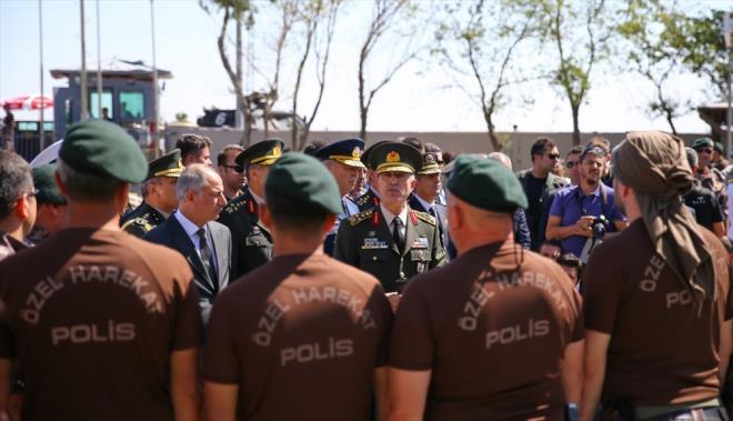 CUMHURBAKANI VE BABAKANI NEDEN ARAMADI?  <br>  Bu ifadeden sonra da darbe istihbaratnn alnmasndan darbecilerin harekete getii ana kadar atlan admlara ilikin soru iaretleri devam ediyor. En nemli soru Cumhurbakan ve Babakan'a bilgi verilmemesiyle ilgiliydi. Saat 16.00'da gelen istihbaratn 18.30'a doru teyidinin de alnd biliniyor.