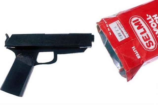 Sahte tabanca. Bo st kutusunun iinde bulunan tabanca, byk olaslkla korkutma ve rehin alma amacyla kullanlmak iin yaplm.