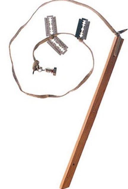 Tahta, lastik ip ve jiletle yaplan krba