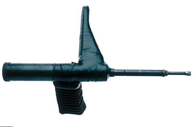 Ya enjektr, tahta ve kauuk eldiven kullanlarak yaplm sahte makineli tfek