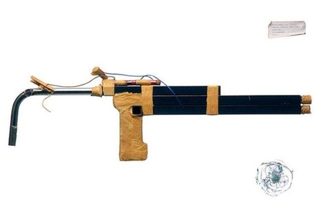 Yatak demir ayaklar, bant ve piller kullanlarak yaplan pompal tfek. 2 mahkum bu silah kullanarak hapishaneden kamay baarm.