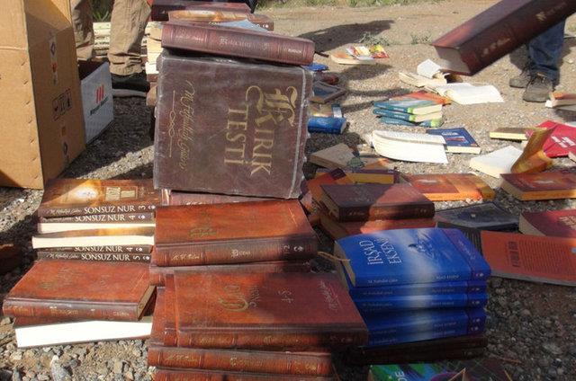 Olay yerinde yaplan incelemenin ardndan toplanan kitaplar, kolilere doldurularak incelenmek zere Tatvan Emniyet Mdrlne gtrld.Konuyla ilgili soruturma balatld renildi.