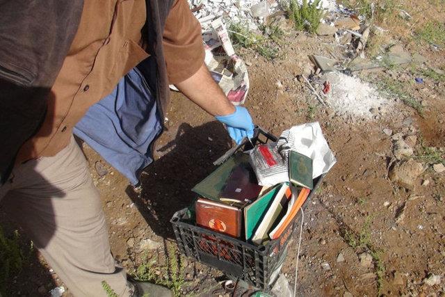 pe atlan FET kitaplarn inceleyen jandarma ekipleri kitaplarn yanndaki poet ve FET'c retmenin grev kimliinden yola karak, snf retmenini kskvrak yakalad.