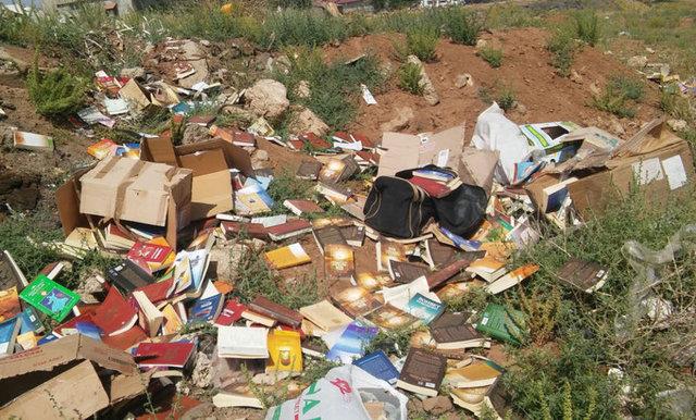 Bursa'nn negl ilesinde FET'c retmen baskndan nce rgte ait kitaplar pe att. negl Jandarma Komutanl ekipleri samanlkta ine arar gibi FET terr rgt mensubu olan retmeni kskvrak yakalad.