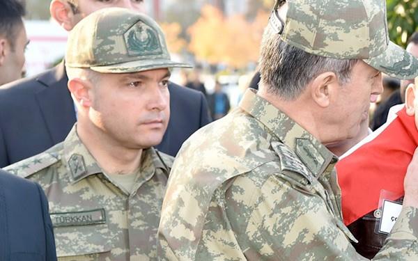 2- Akar&#8217;n yaveri yarbay Levent Trkkan&#8217;n itiraflar    <P>Darbenin Glen balantsn ortaya koyan nemli bir gelimede de TSK iinde yaand. TSK&#8217;nin tepesindeki isim Genelkurmay Bakan Hulsi Akar&#8217;n yaveri Yarbay Levent Trkkan&#8217;n ifadesi bu balanty bir kez daha ortaya koydu. Levent Trkkan, o gece Genelkurmay Bakann derdest eden ekibin bandayd.