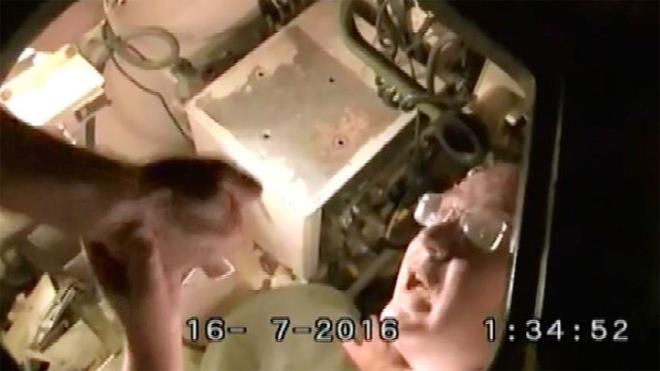 1- Aranan polisler, darbeci askerlerin iinden kt  <P>    Darbede &#8216;Glen balants&#8217; na dir ilk iaret darbe gecesi sokaktan kt. Darbeci askerler ile birlikte olaylara karanlar arasnda &#8216;paralel devlet yaplanmasna ynelik soruturmalar kapsamnda hakknda dava alan ancak bir trl bulunamayan polislerin&#8217; yer almasyd.