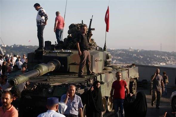 Ankara Hukuk Fakltesini kazannca dershane retmenlerinin kendisini, Saitbey Yurdu'na gnderdiini ifade eden Yldrm, "Bu yurdun cemaatin toplama ve datm yurdu olduunu anladm." dedi. Bael, itiraflarnda, unlar aktard:  <P>  "Daha sonra hakimlik stajn kazandktan sonra ilk maam abi olarak bildiim .A'ya verdim. .A, halen idari yarg hakimidir ve dnem arkadam olduu gibi dnem abisidir. .A, bana ilk maan Fetullah Glen'e verileceini ve onun belirleyecei yere sarf edileceini syledi. Dier kamu kurumlarnda alanlar iin de kuraln bu olduunu biliyorum. .A, paray elden ald. Bu parann bin 175 lira olduunu hatrlyorum. nk ilk maam buydu ve tmn verdim."