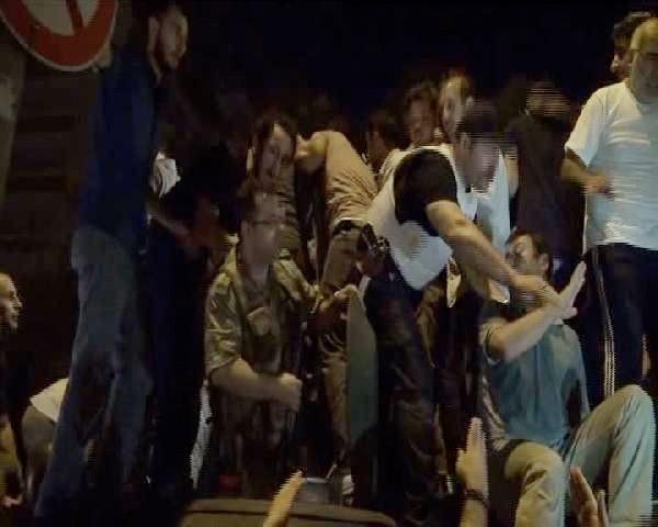 Yakalanan polis mdr: Glen&#8217;e sempatim var<P>    Darbe gecesi, darbecilerin iinden kan baka polis mdrleri de var. Ankara&#8217;da aranan eski polis mdrleri Lokman Krcal ve Grsel Aktepe de Ankara Emniyeti nnde yakalanan askerler arasndayd. Bu iki isimden Grsel Aktepe ifadesinde Fethullah Glen&#8217;e sempatisi olduunu syledi.