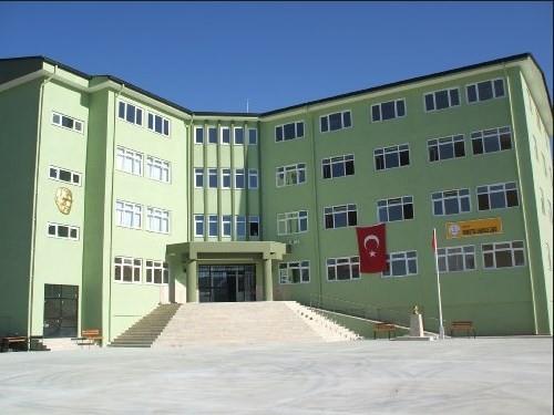 Milli Eitim Bakanl (MEB), FET darbe giriimiyle birlikte bata okullar olmak zere tm birimlerinde gvenlik tedbirlerinin olaanst seviyeye karlmasn kararlatrd. Konuyla ilgili illere &#8220;Emniyet ve Gvenlik Tedbirleri&#8221; konulu bir genelge gnderen MEB Mstear Yusuf Tekin, yeni eitimretim ylyla birlikte okullarda alnacak yeni tedbirleri aklad.