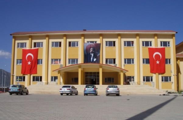 Buna gre mesai saatleri dnda retmenler okul binasna izinle girebilecek. Okula tamire gelen tesisatnn alet antas aranacak ve tamirciye okuldan bir personel elik edecek. Gvenlik nlemlerinin okullardan belge szdrmay nlemeye ynelik olduu belirtildi.