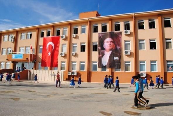 Milli Eitim Bakanl, FET/PDY&#8217;nin darbe giriiminin ardndan illere &#8220;okullarda gvenlik nlemlerini&#8221; ieren bir genelge gnderdi. Buna gre okula tamire gelen tesisatnn antas aranacak, binalarn etrafna tel rg ekilecek