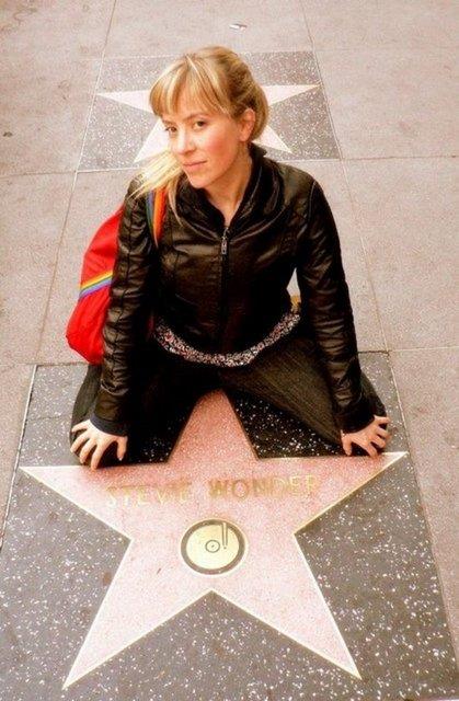 Hollywood Bulvar'nda hayran olan kiinin mermer tann yannda poz vermek