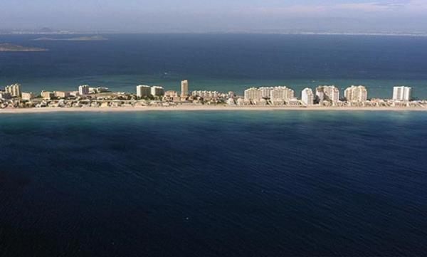 1960 ylnda kadar hi dokunulmam olan bu kara paras turistler tarafndan kefediliyor ve bir sre sonra ilek bir turizm merkezine dnyor.