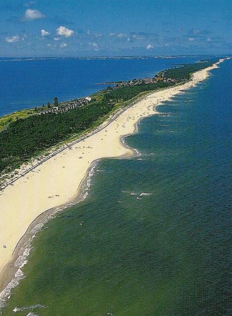 Polonya`da bulunan Hel Peninsula 35 km uzunluunda bir sahile sahip. Byk bir kumsal olan ada kn frtnalardan tr bu zelliini kaybediyor.
